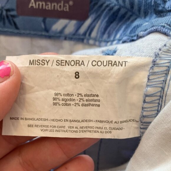 174.) CLEAR OUT Gloria Vanderbilt / Blue Floral  / Denim / Capris - Picture 3 of 8